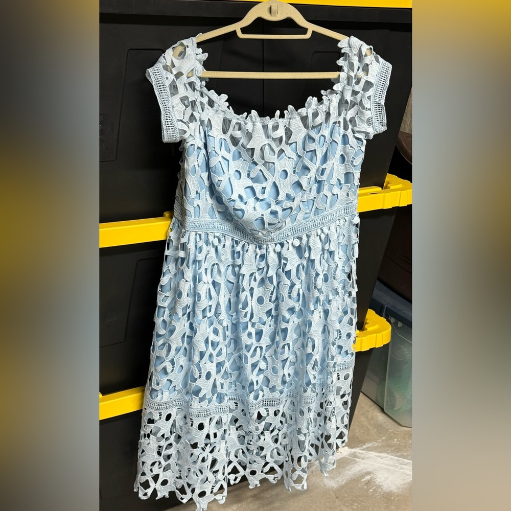 Beautiful spring dress. Great for a spring time party🌷💐